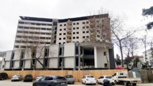 Mudanya’da 100 dükkanın yer aldığı iş merkezinin yıkımına başlandı