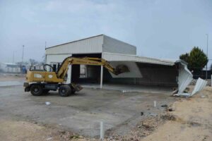Tarım arazisi üzerindeki kaçak depo yıkıldı