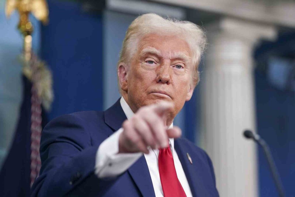 Trump, Meksika’ya yönelik ek gümrük vergisini 1 aylığına askıya aldı
