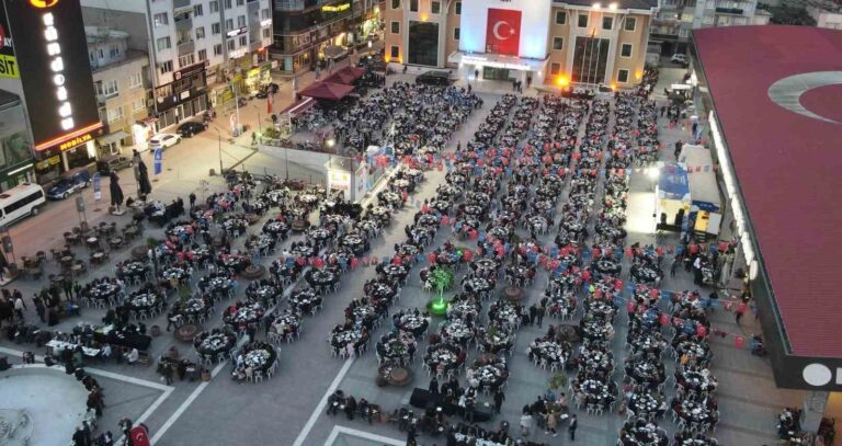 Binlerce kişi, aynı sofra etrafında buluştu