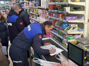 Gemlik’te marketlere denetim: 25 tarihi geçmiş ürün tespit edildi