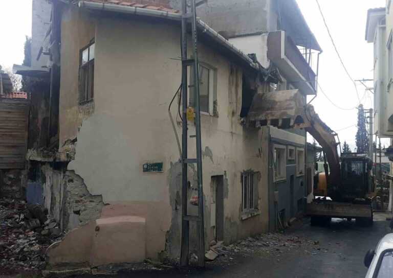 Osmangazililerin güvenliği için metruk binalar yıkılıyor