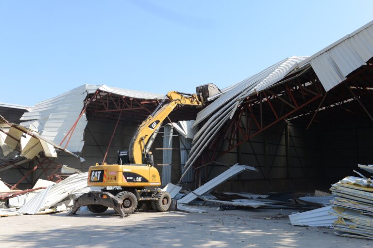 2 bin 300 metrekarelik kaçak depo yıkıldı