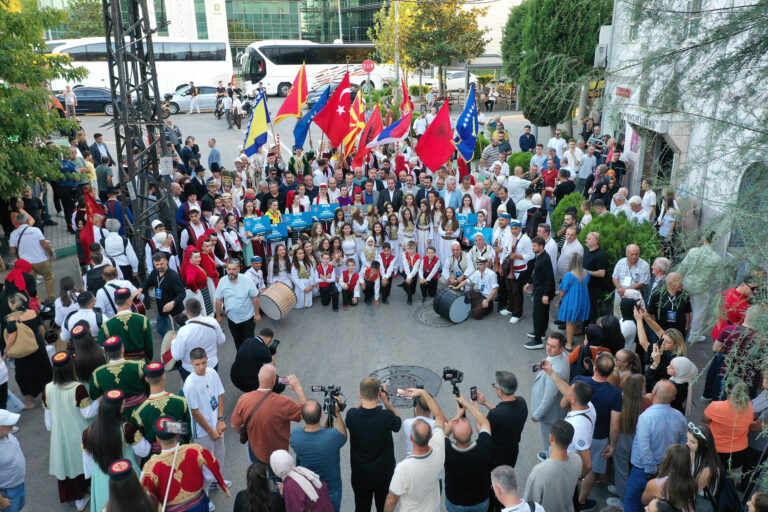 Renkli festival kortej yürüyüşüyle başladı