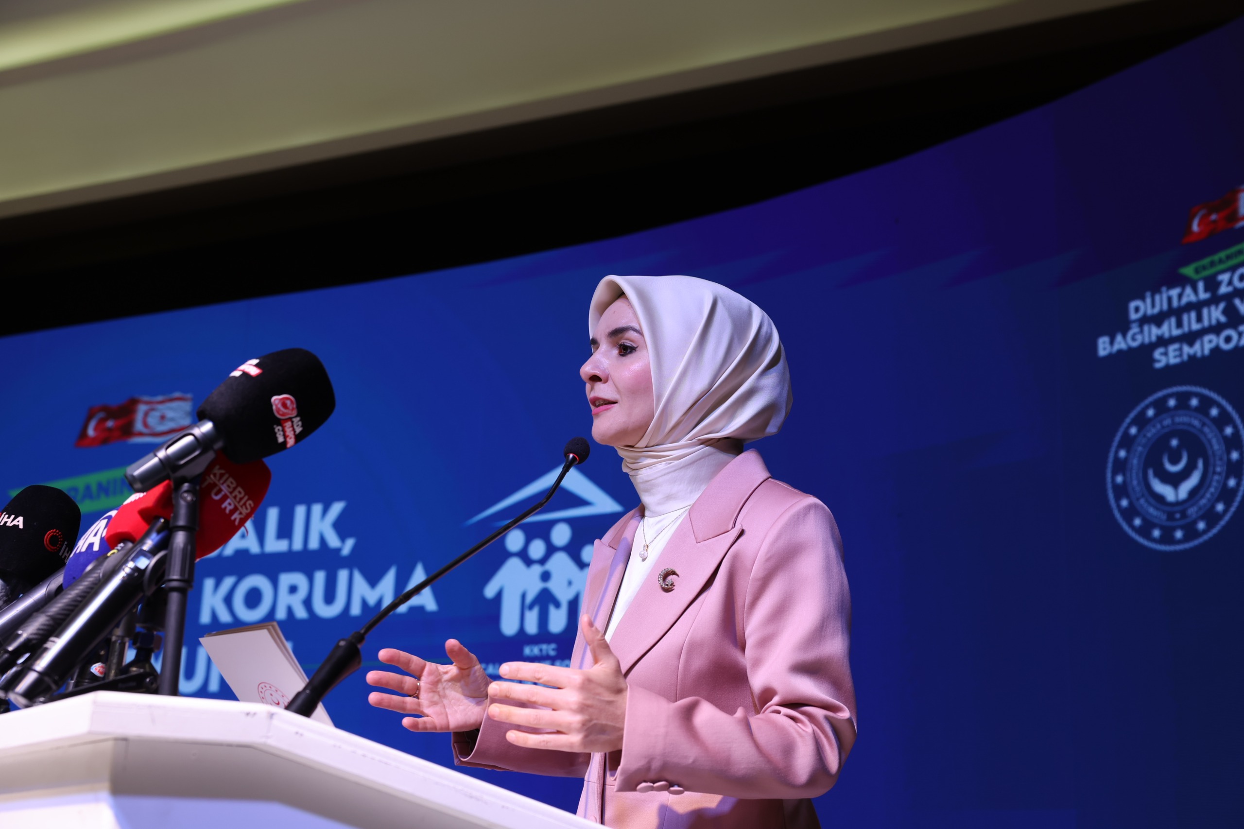 Bakan Göktaş KKTC’de “Ekranın Ötesi: Dijital Zorbalık, Bağımlılık ve Koruma Sempozyumu”nun açılışında konuştu: