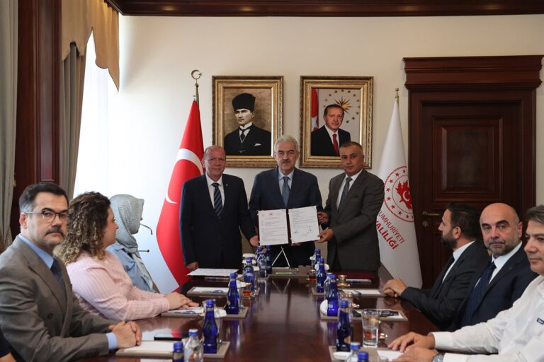 Bursa Ticaret Borsası ile İl Millî Eğitim Müdürlüğü Arasında Okul Devri Protokolü İmzalandı